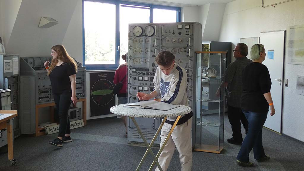 Besucher im Ausstellungsraum