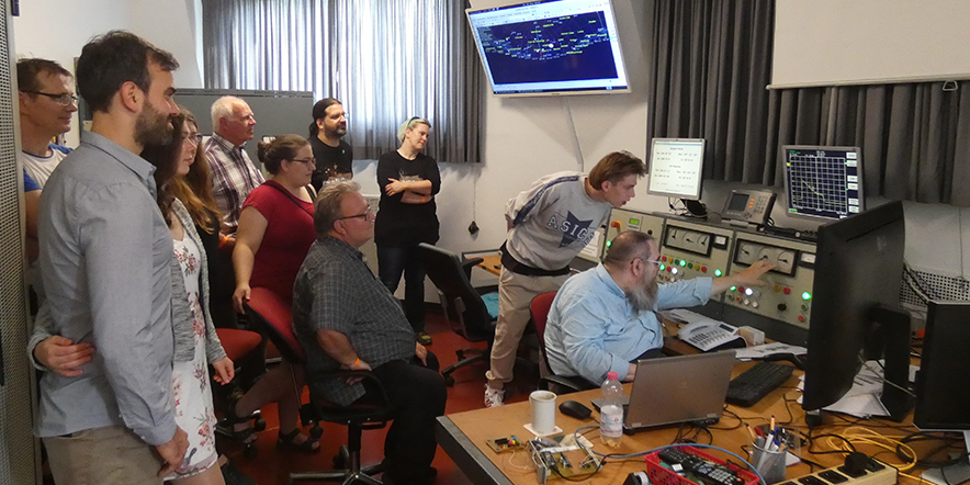 Besucher im Steuerraum des Astropeilers